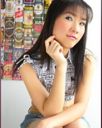 Азиатка сняла с себя одежду Азиатка сняла с себя одежду