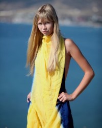 Эротичная красотка в простыне Эротичная красотка в простыне