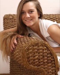 Эротичная сучка показывает свои точки Эротичная сучка показывает свои точки