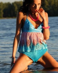 Мокрая и очень сексуальная брюнеточка Мокрая и очень сексуальная брюнеточка