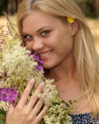 Раздетая блондинка прогинается Раздетая блондинка прогинается