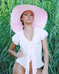 Раздетая барышня в большой шляпке Раздетая барышня в большой шляпке