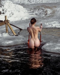 Как купаются голые девушки зимой на речке (87 фото)
