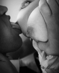 Поцелуи в сиськи (84 фото)