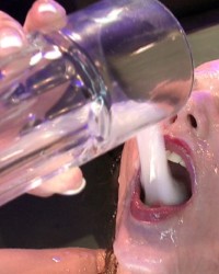 Женщины пьют сперму стаканами (85 фото)