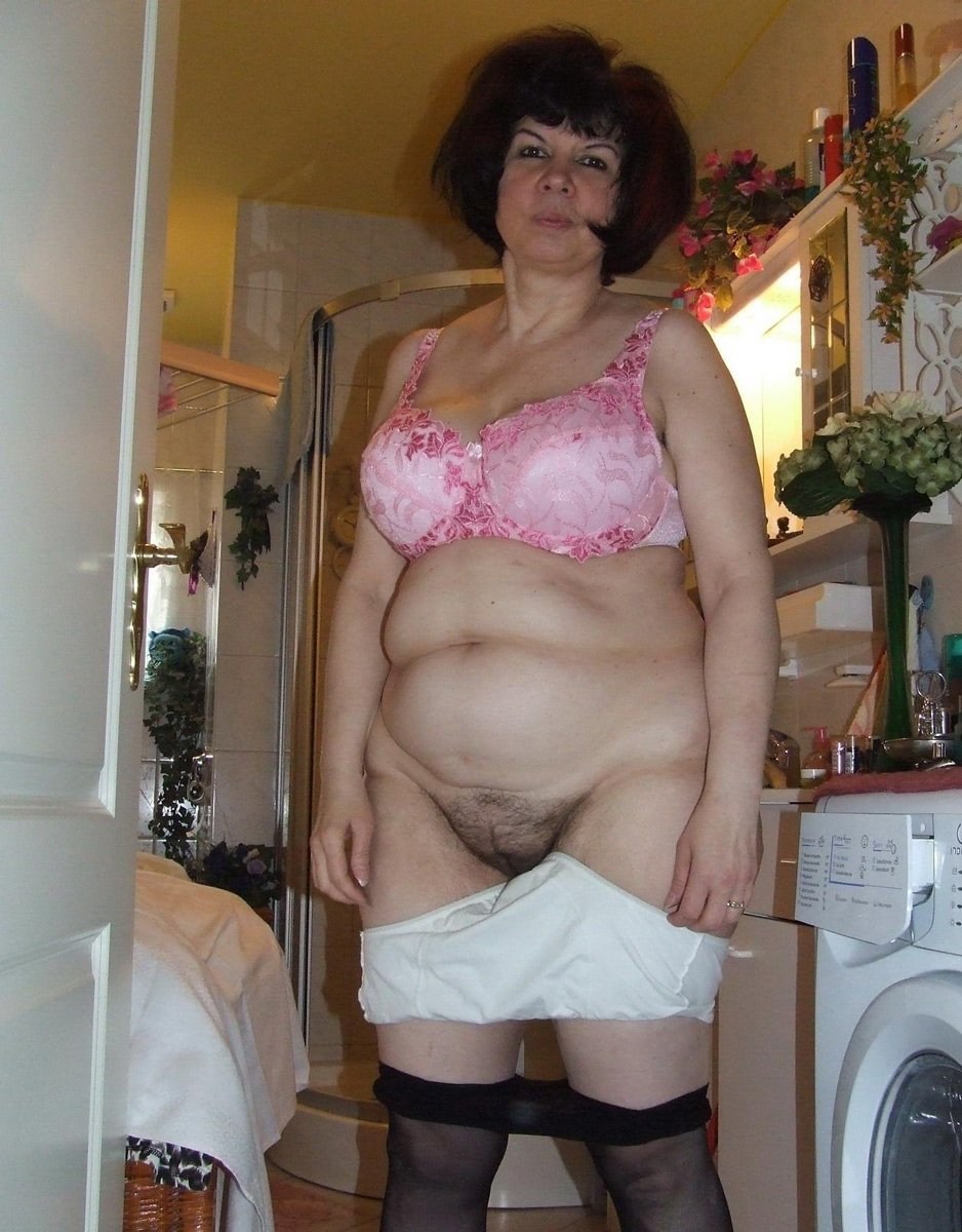 Толстая волосатая бабушка без трусов