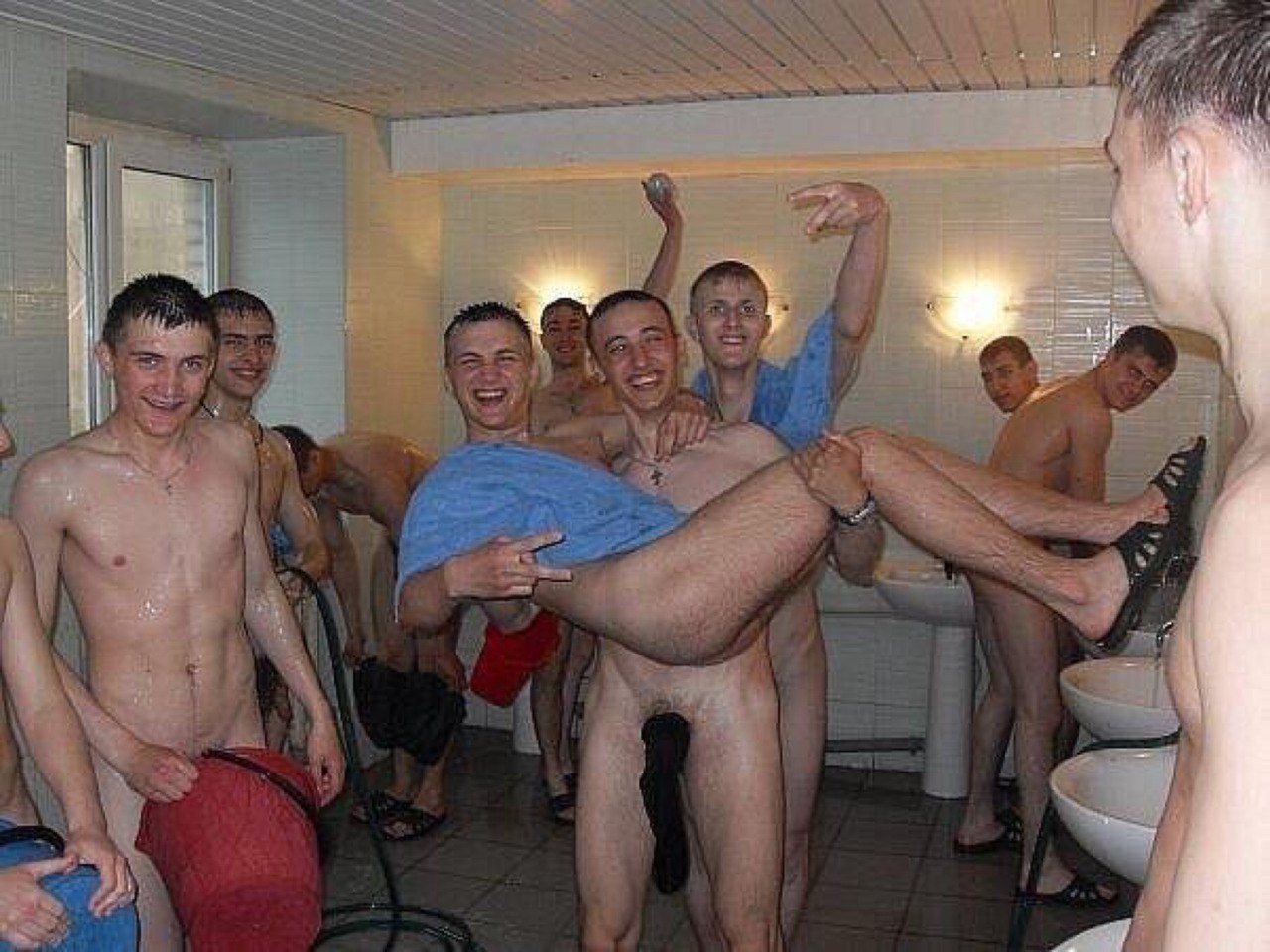 голые пьяные парни в бане фото 92