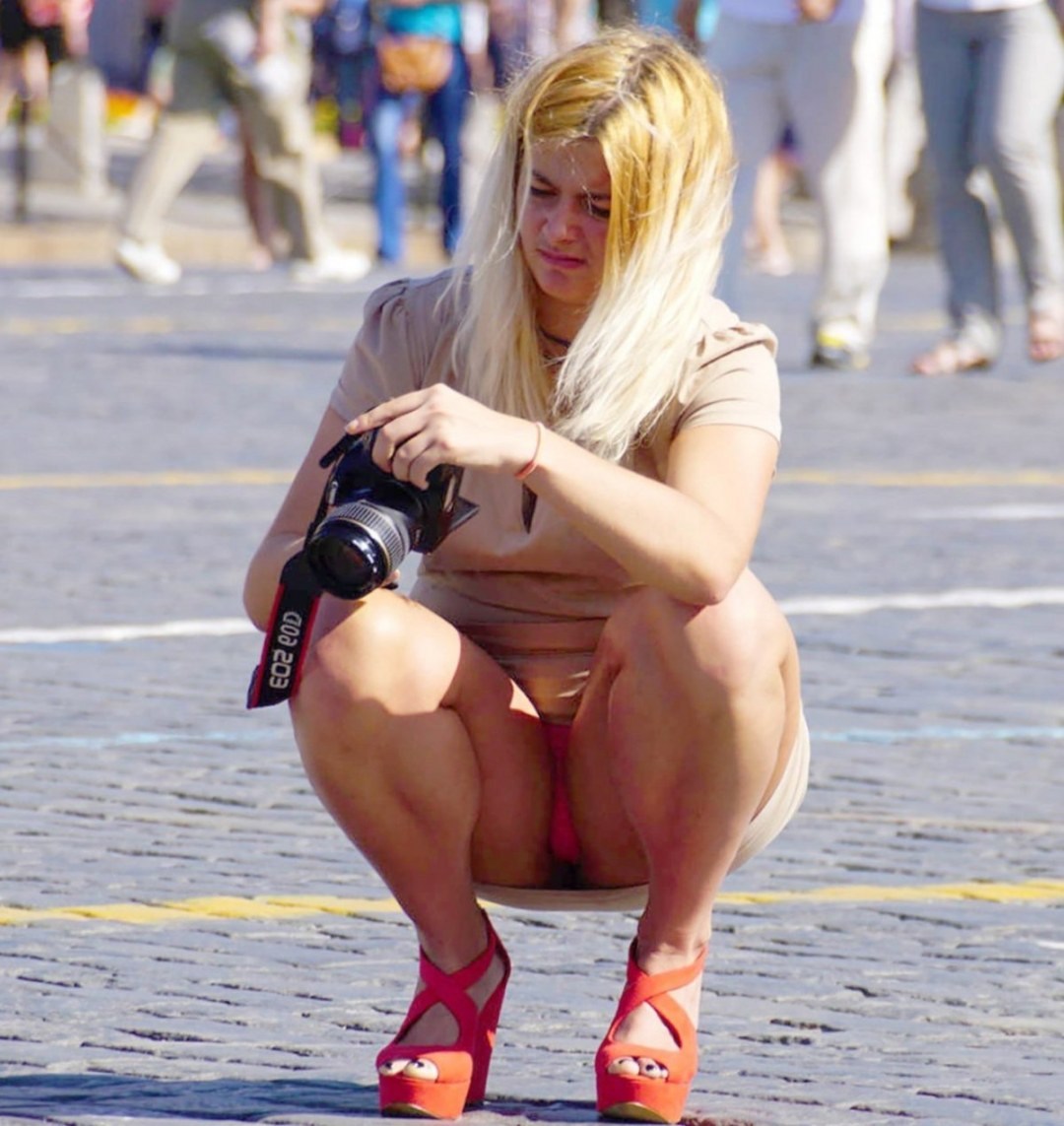 Случайно засветилась без трусов (79 фото)