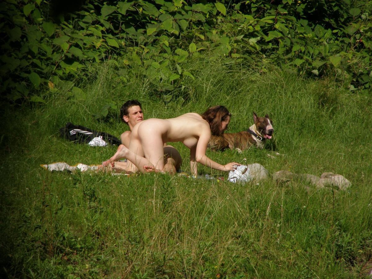 Ню на природе подсмотренное