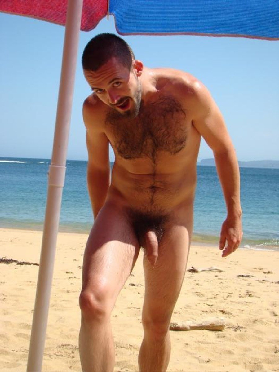 Голые парни на пляже ебутся