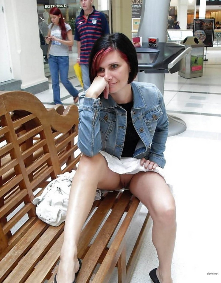 Раздвинула ноги без трусов