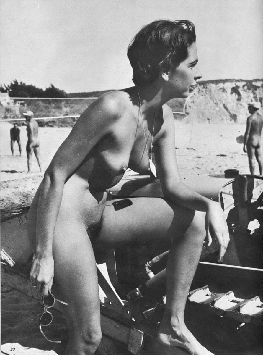 Голые женщины на пляже ретро