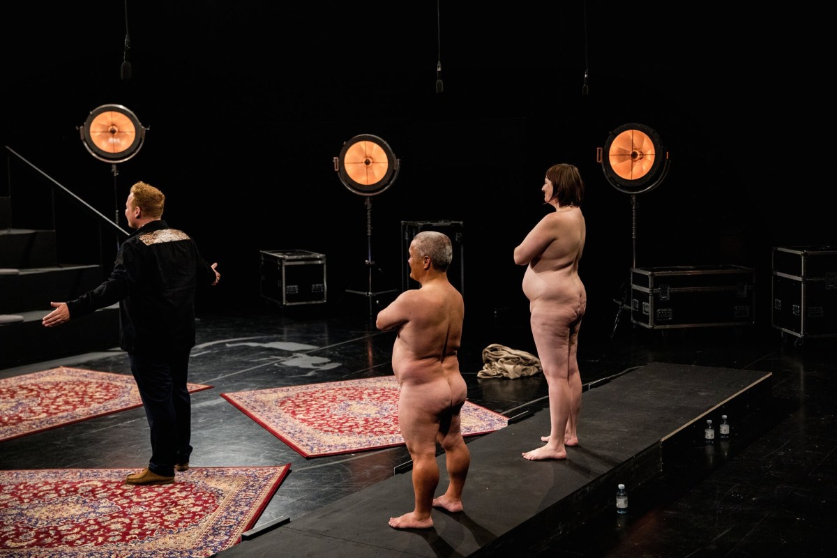 Мужик лижет у девушки карлика