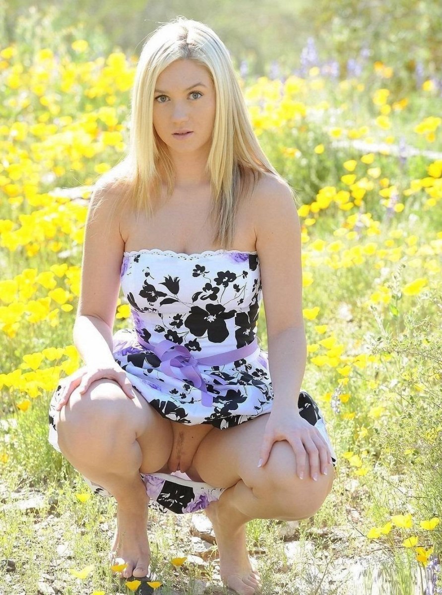 Голая красавица в платье