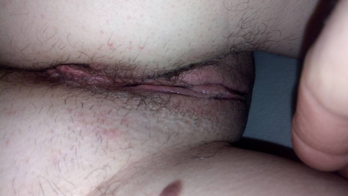 Волосатая киска жены с родинкой