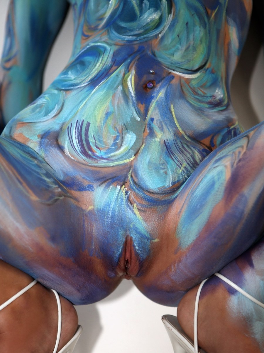 Голые болельщицы в краске