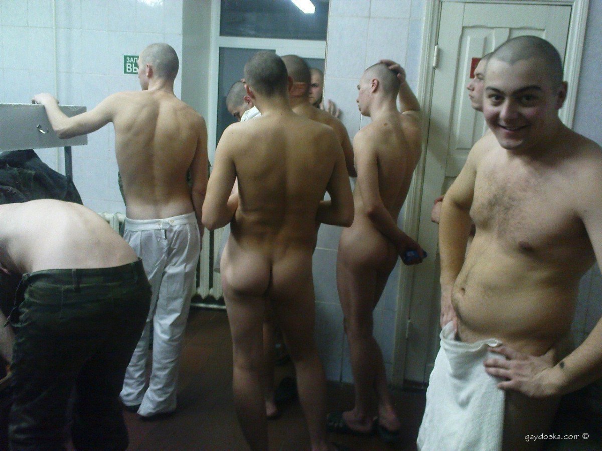 Голые русские солдаты в бане