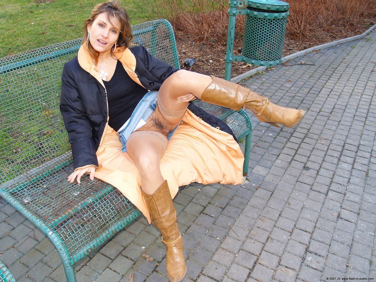 Взрослые женщины в юбке без трусов