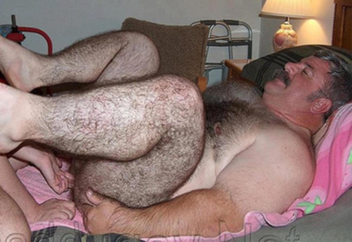 Молодой парень трахаеться с старым стариком