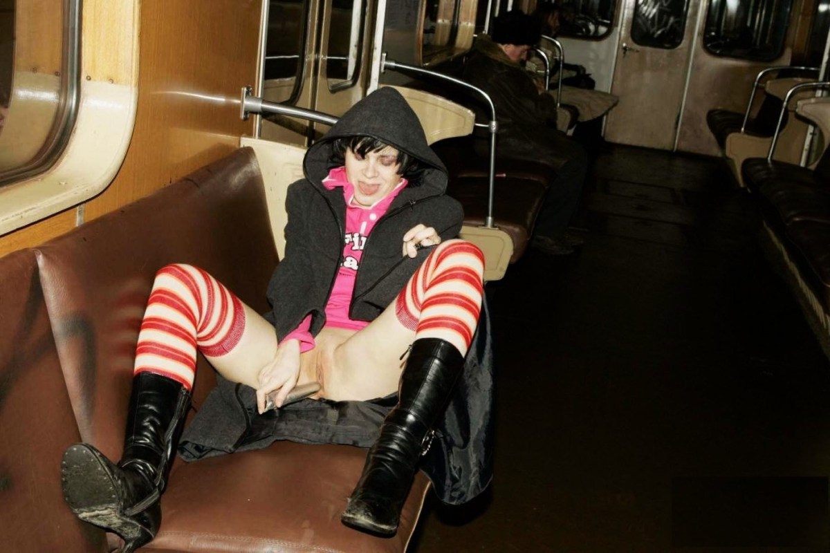 Девушка без трусов в метро