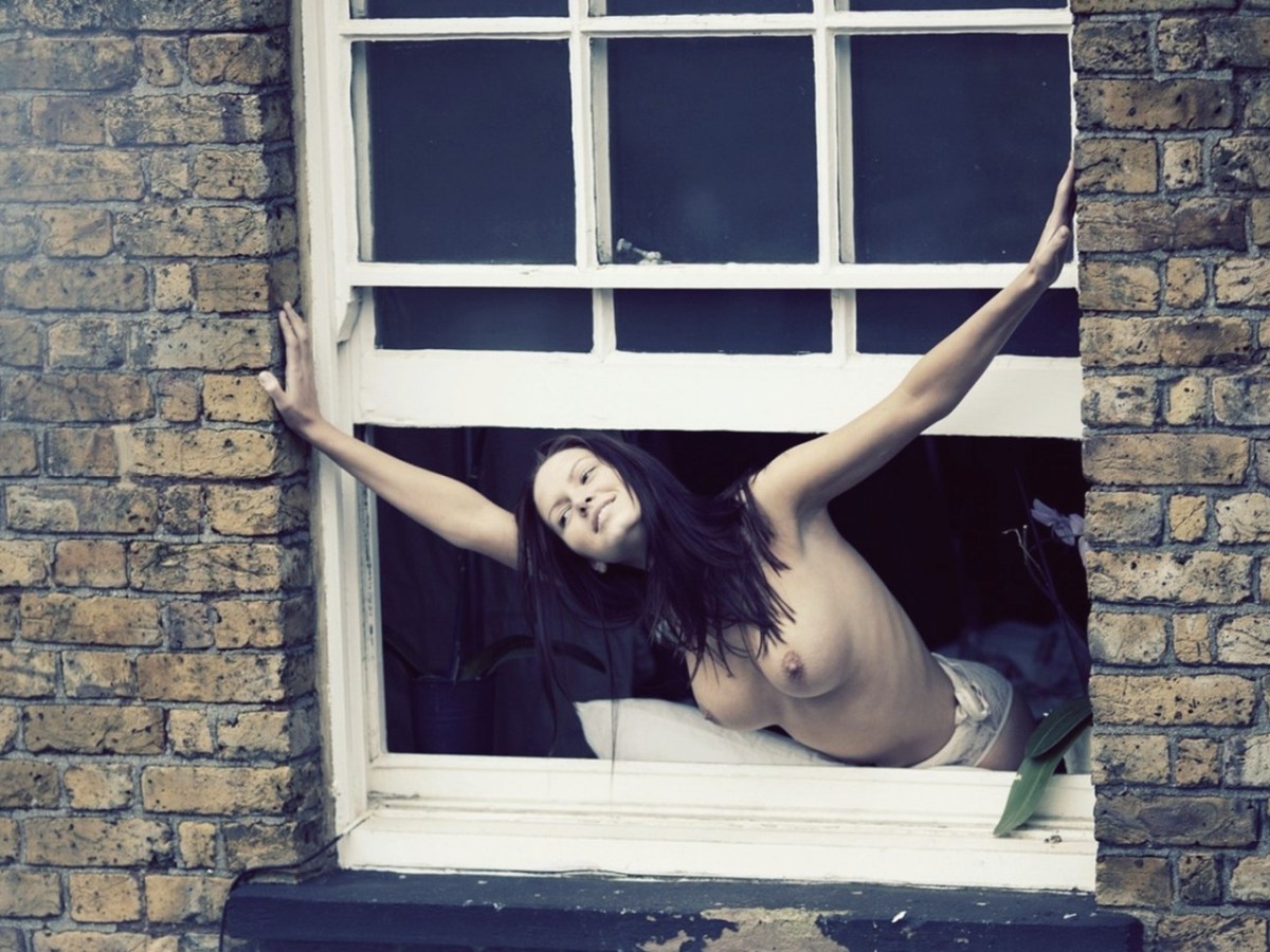 Подглядывание в окна за голыми