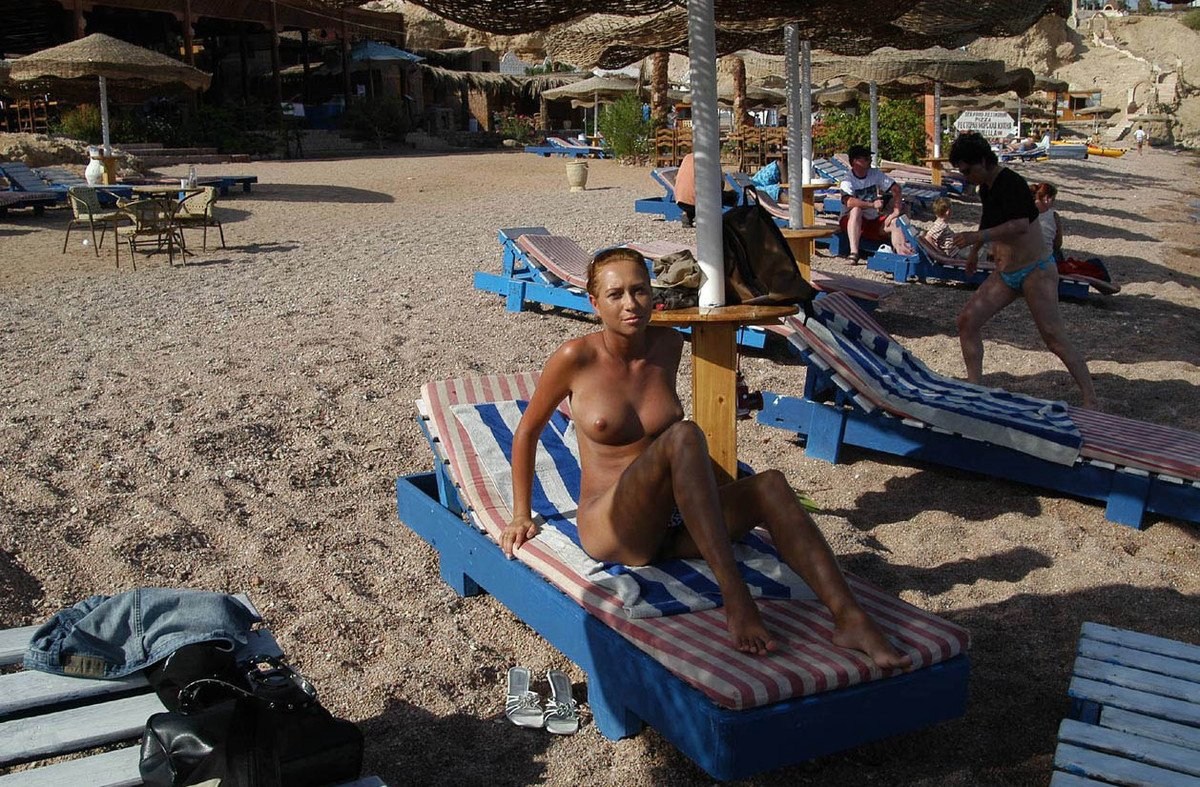 Голая жена на пляже в Египте