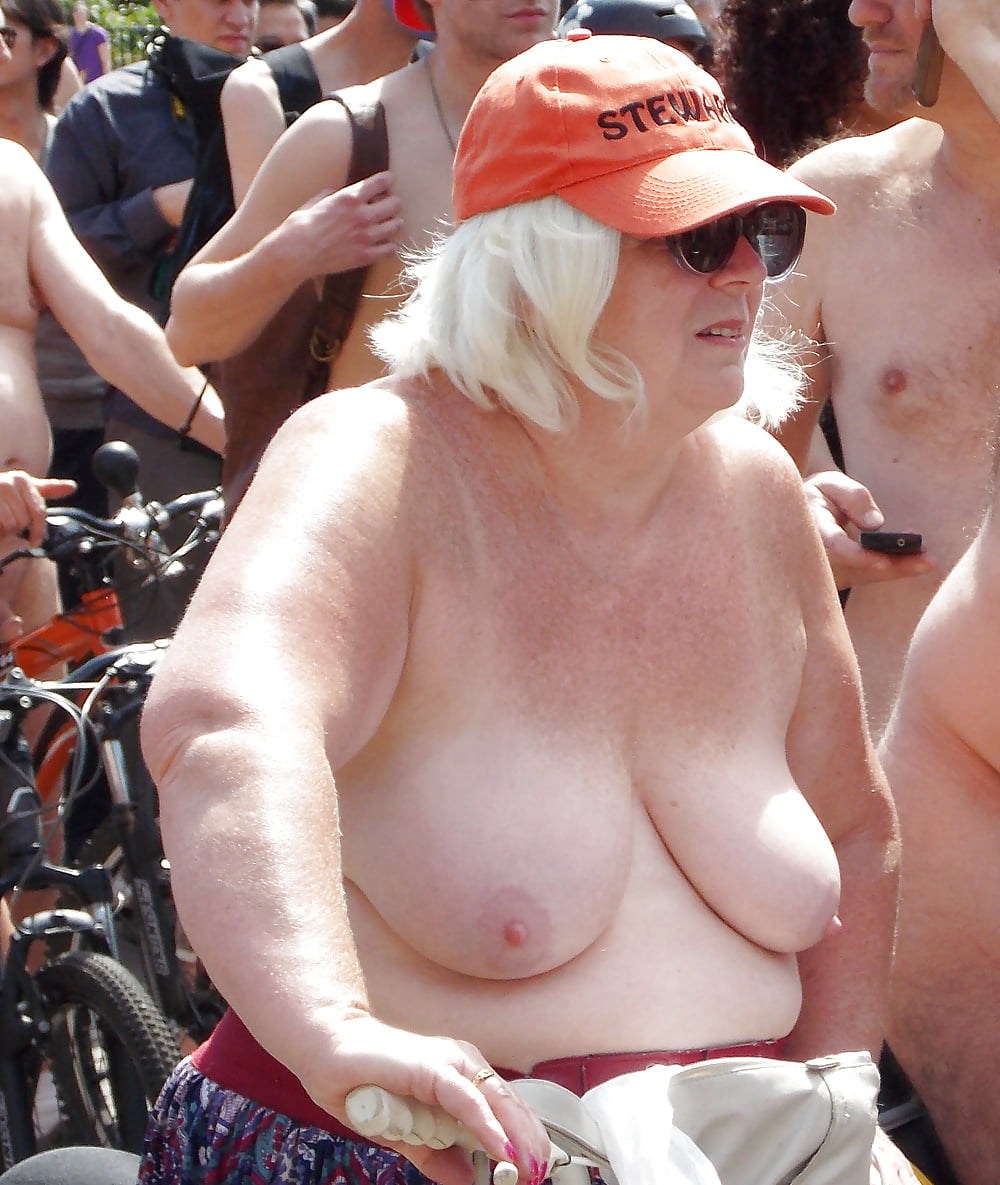 Пышная засветила грудь