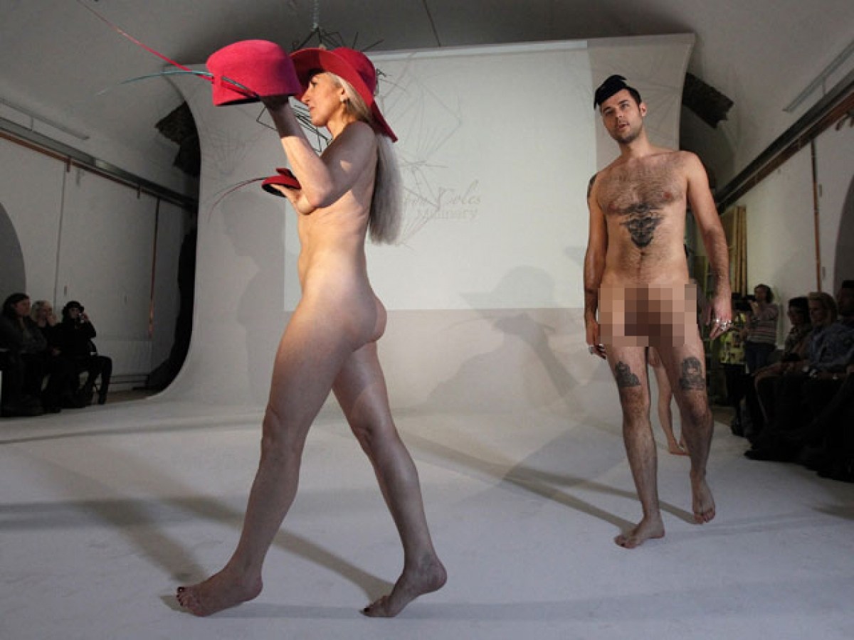 Голая мода Чарли Ле Минду