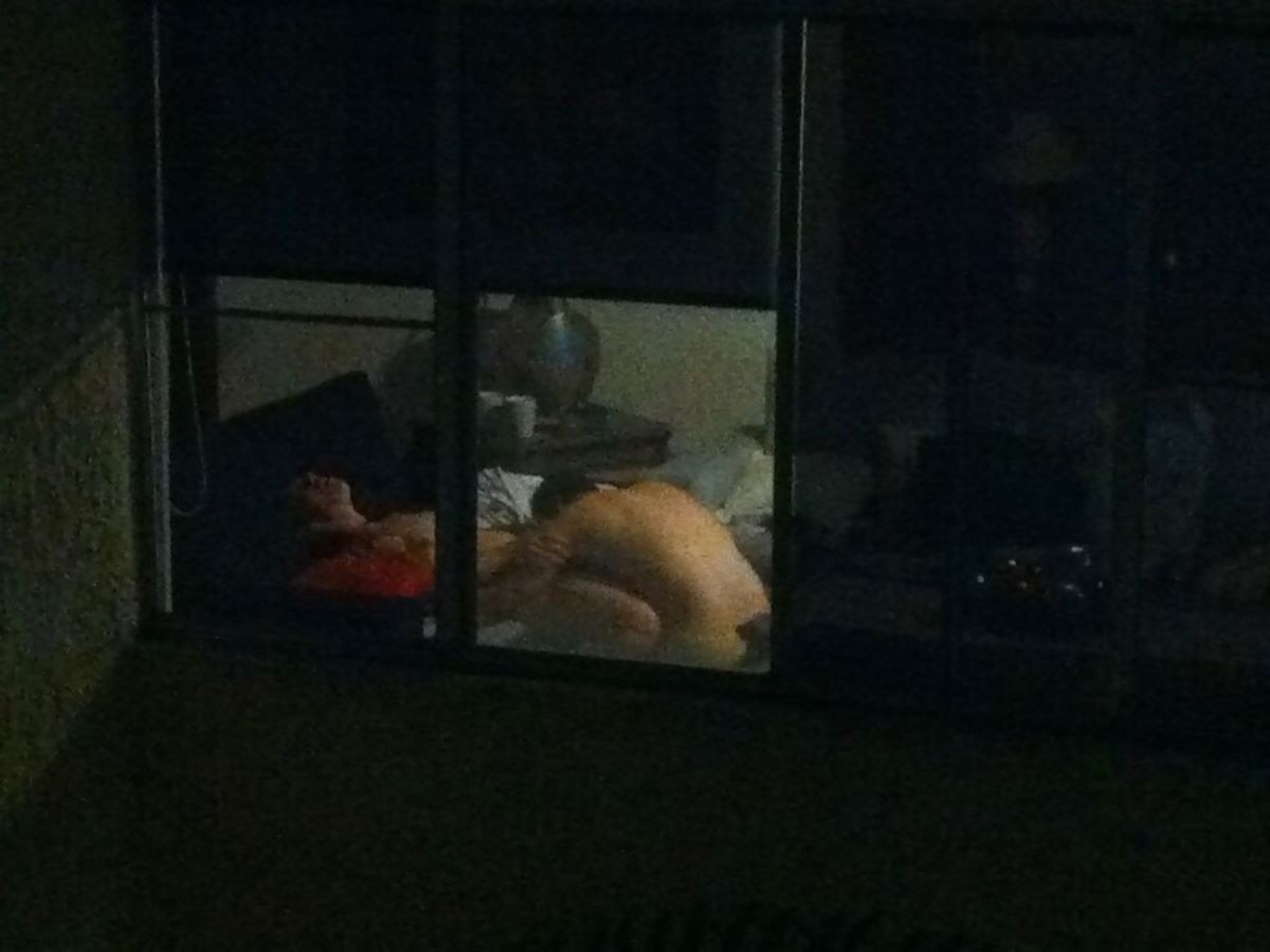 Подсмотрел в окно за голой