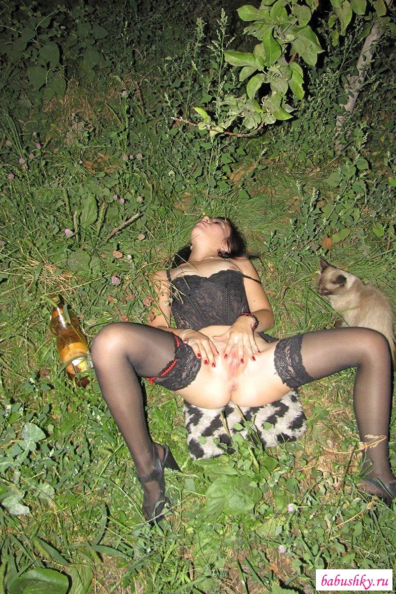 Пьяные голые женщины на природе