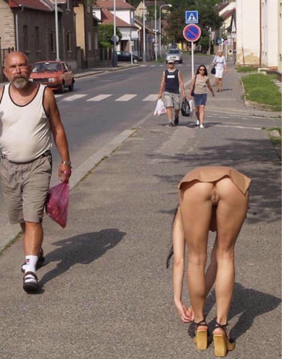 Голые девки на пляже рачком