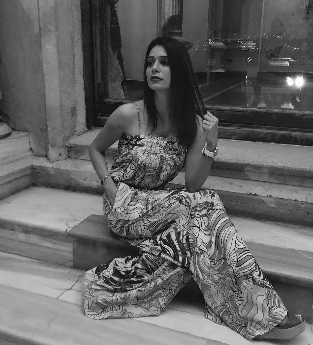 Айше Чигдем Батур ножки feet