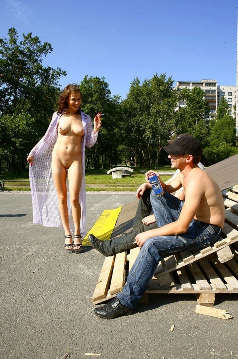 Голые девки без трусов на улице