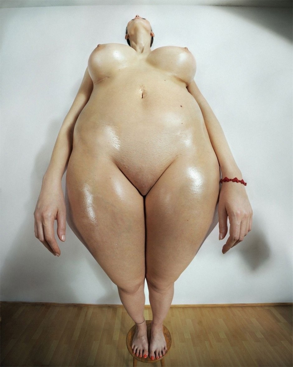 Голые красотки с широкими бедрами