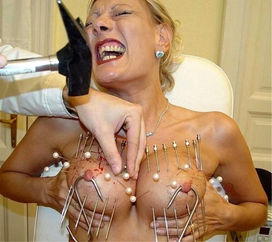 Голая девчонка в плену