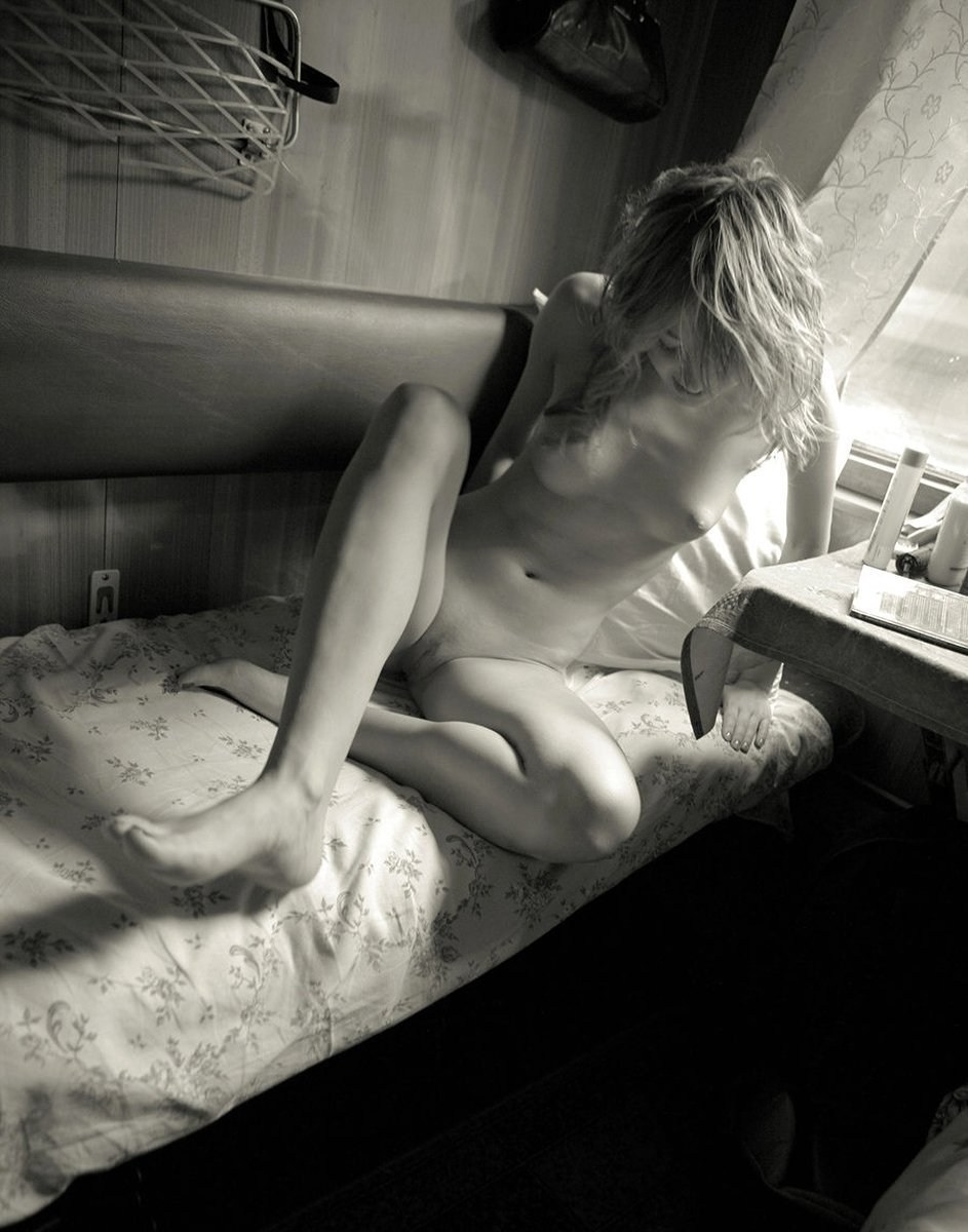 Женщины в электричке голые