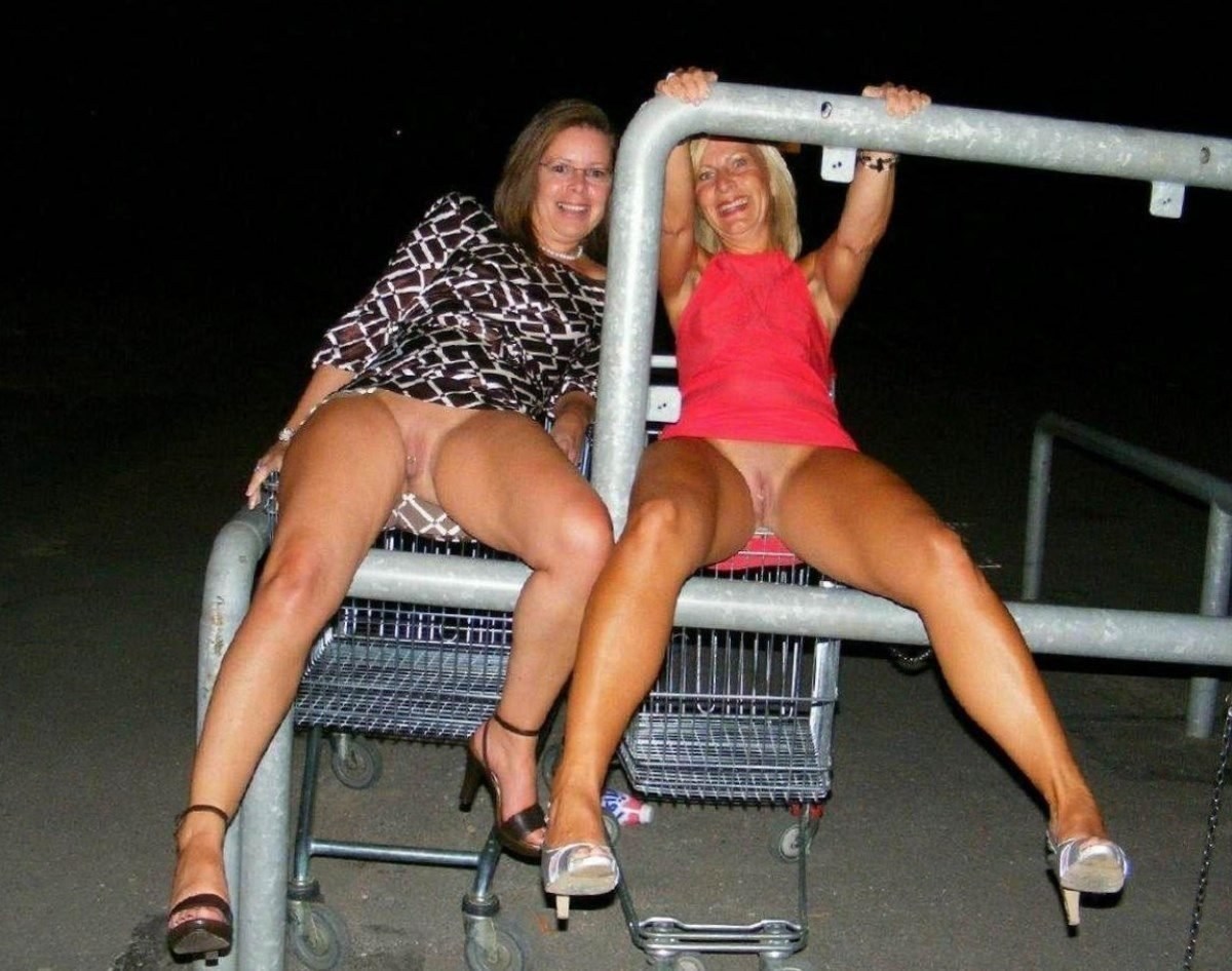 Блондинка в юбке без трусиков