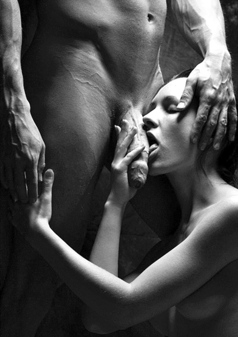 Молодой парень ласкает девушку