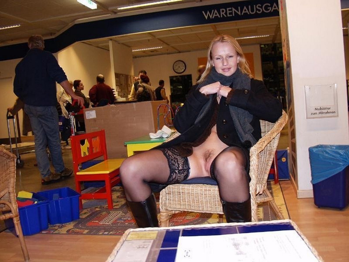 Девки без трусов на работе