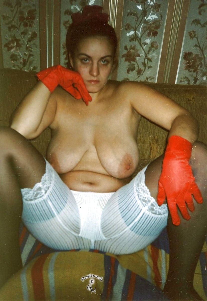 Голые дамы в ретро панталонах