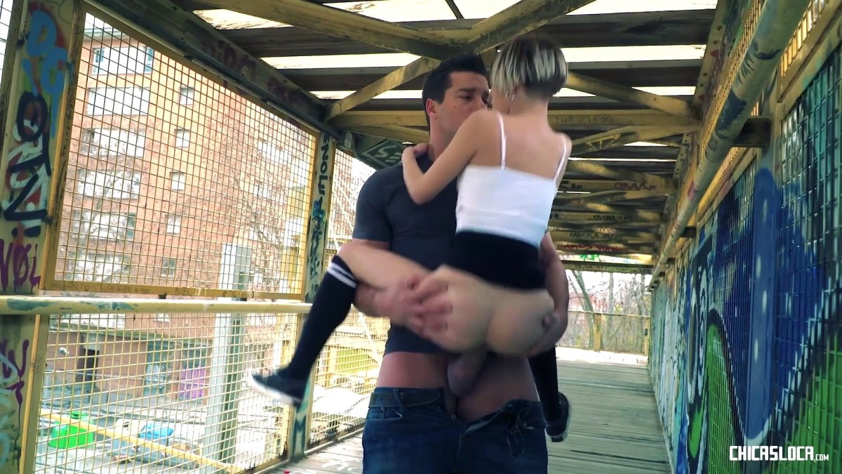 Лижет попку на природе