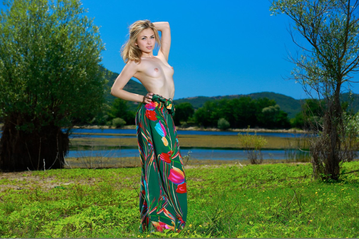 Девушки в сене без трусиков