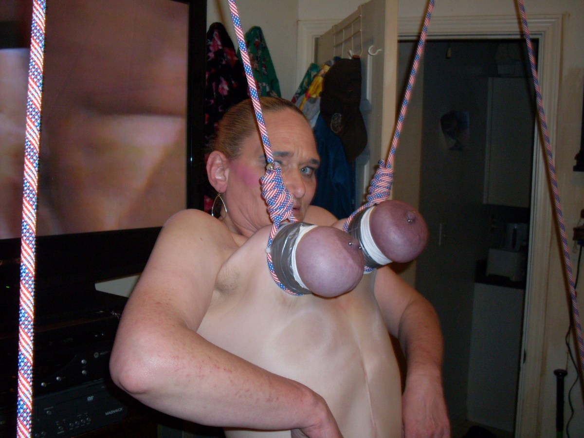 Женщины подвешенные за груди