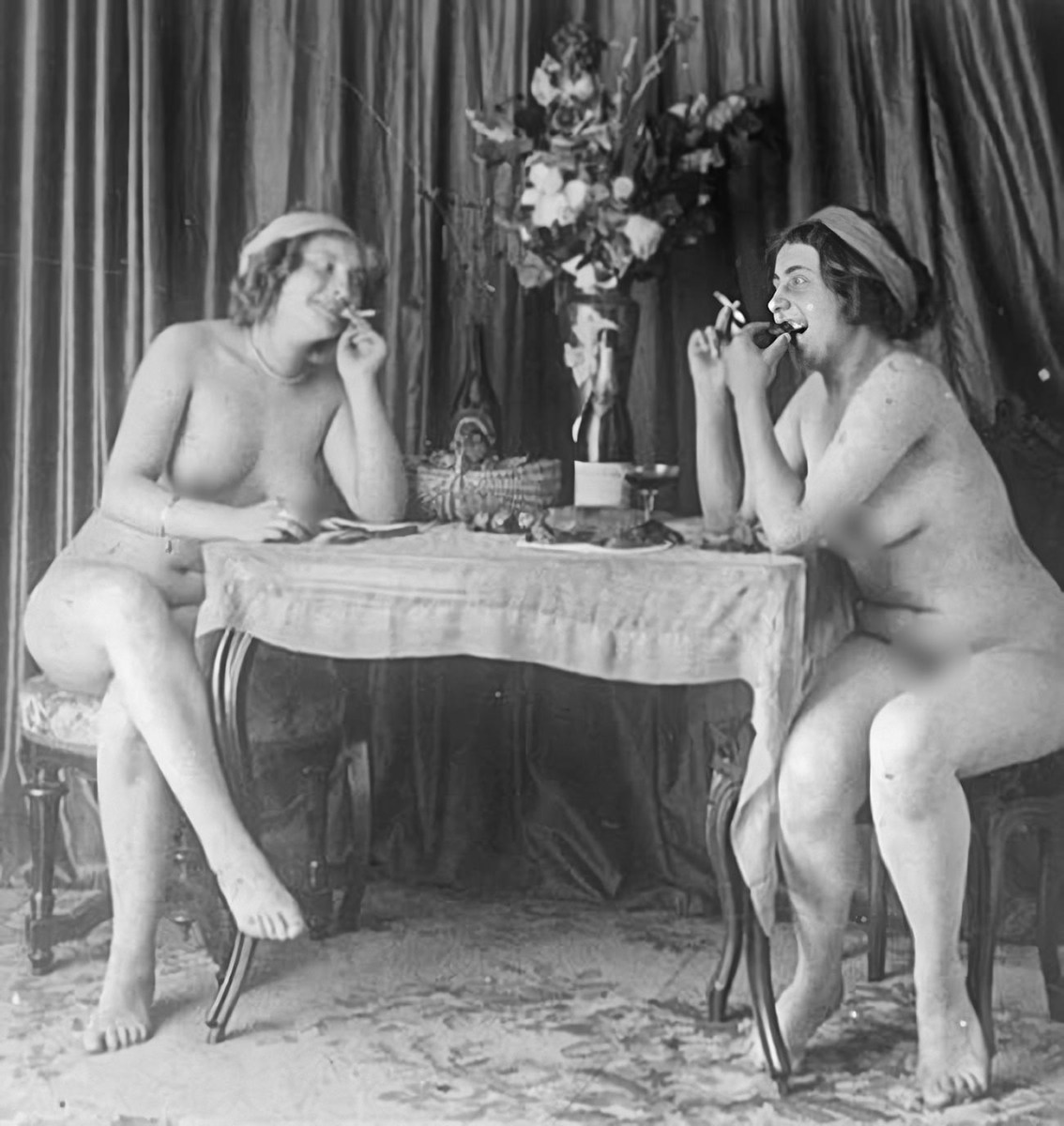 Девушка купается в мобильниках сквирт