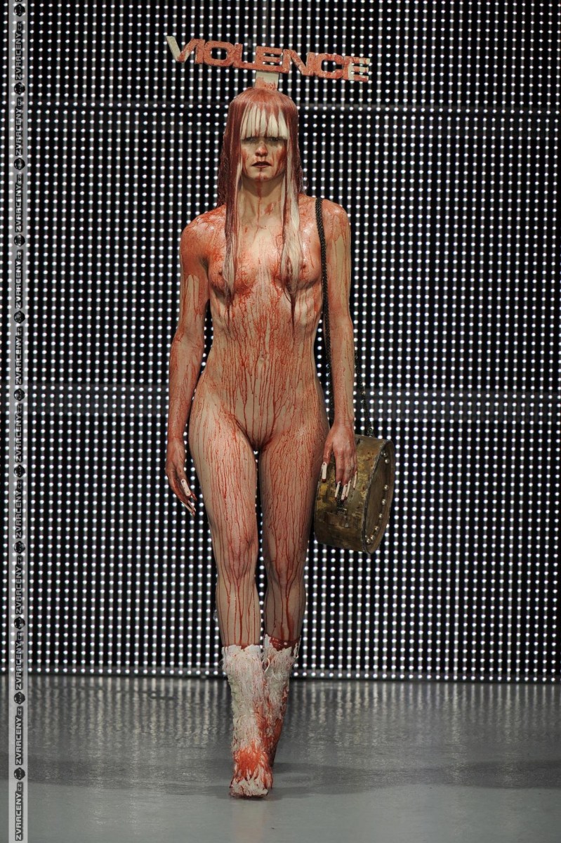 Голые манекенщицы на подиуме