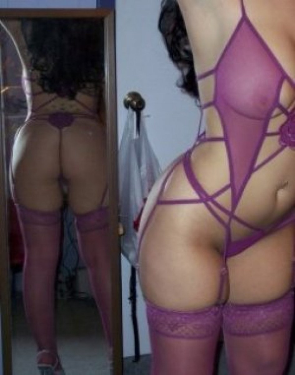 Жена примеряет эротическое белье