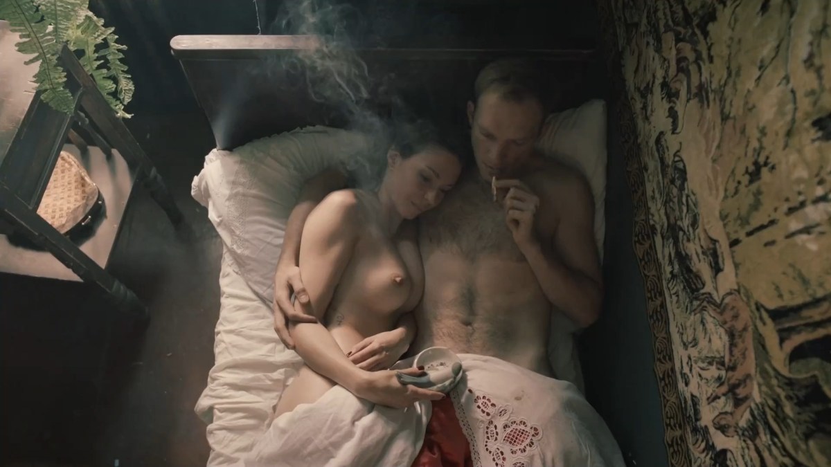 Голая Седокова без трусов