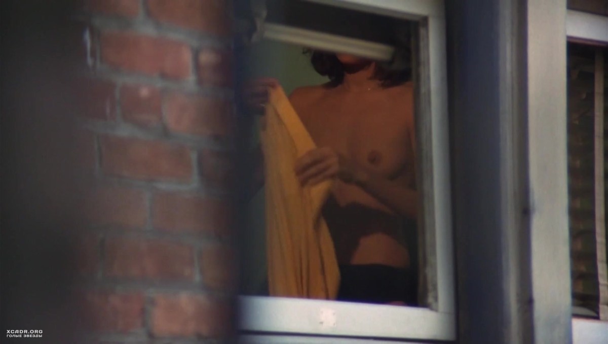 Девушка раздевается в окне