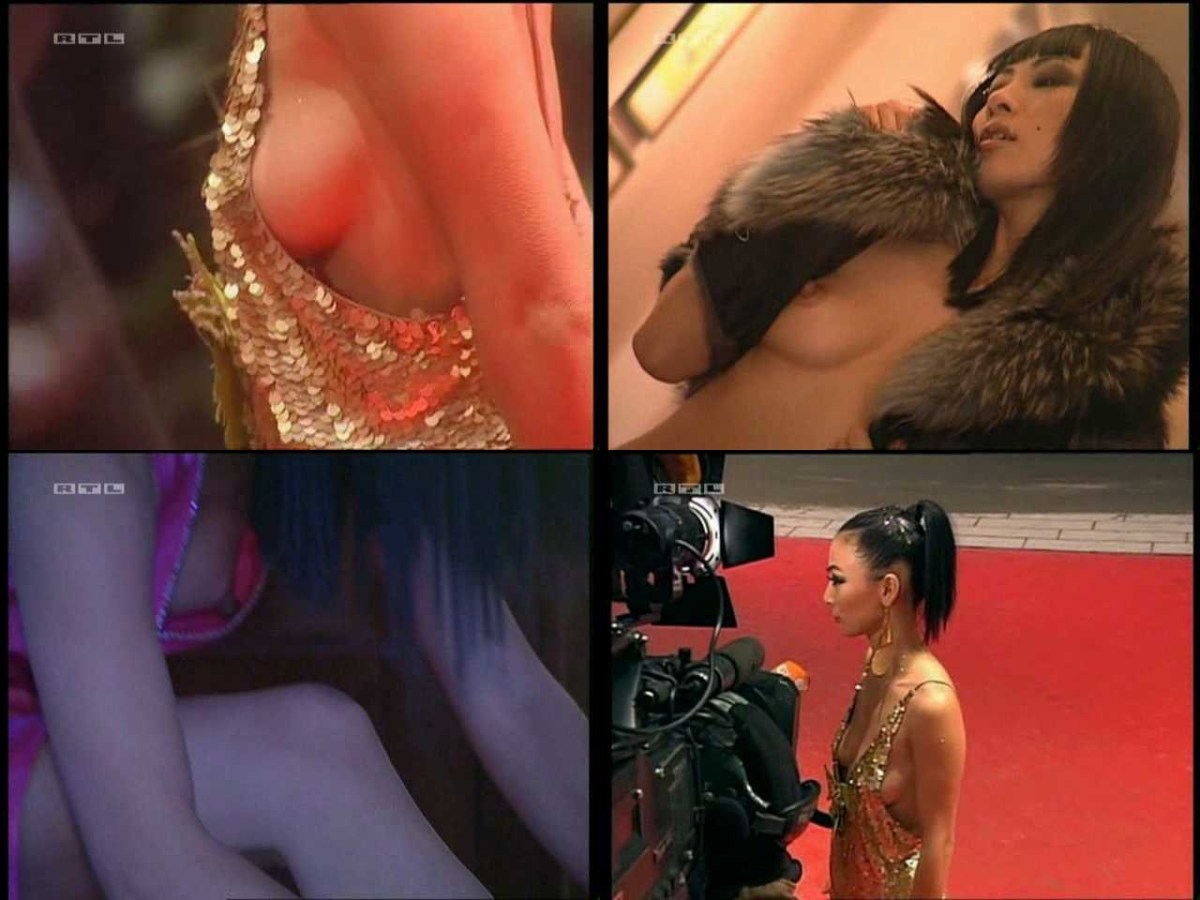 Бритни Спирс засветила грудь