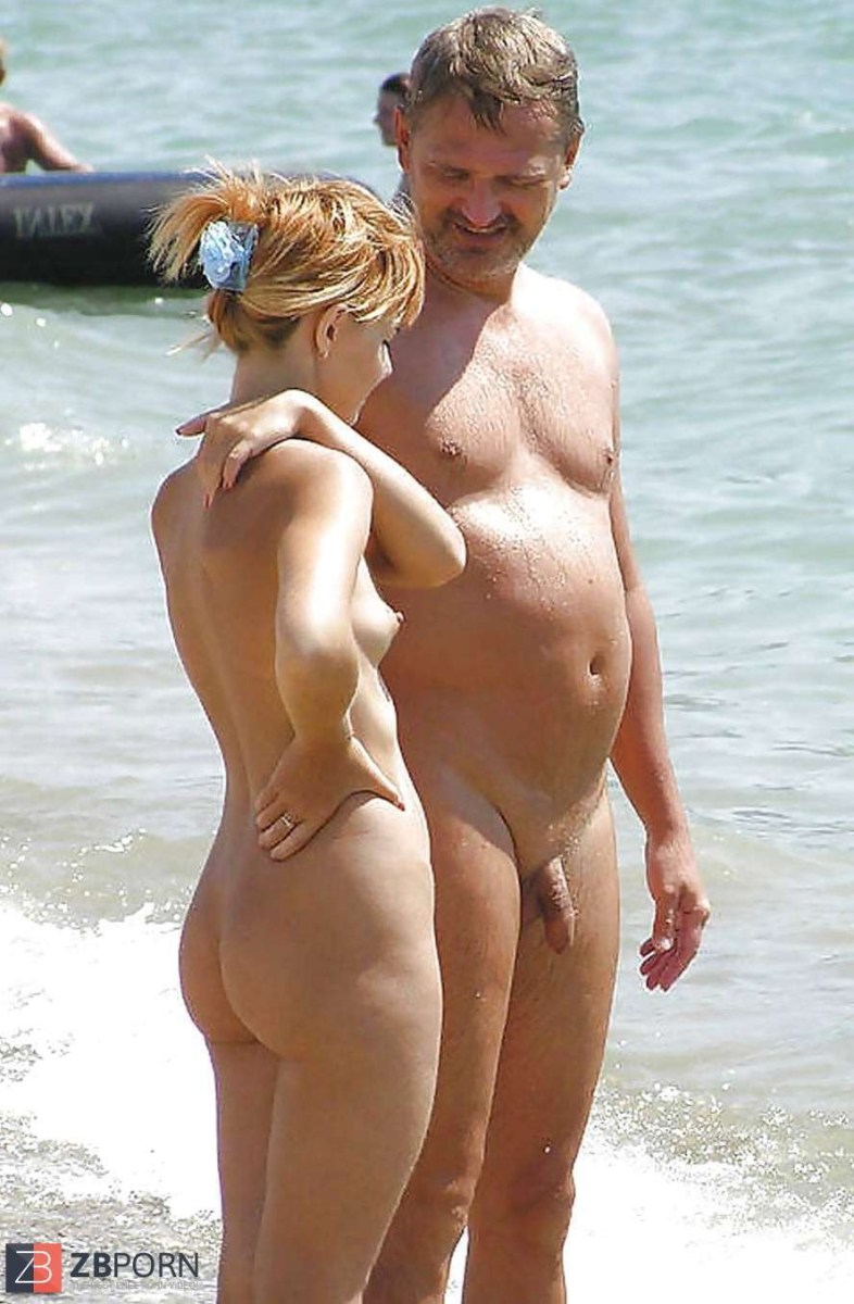 Голые семейные пары на пляже